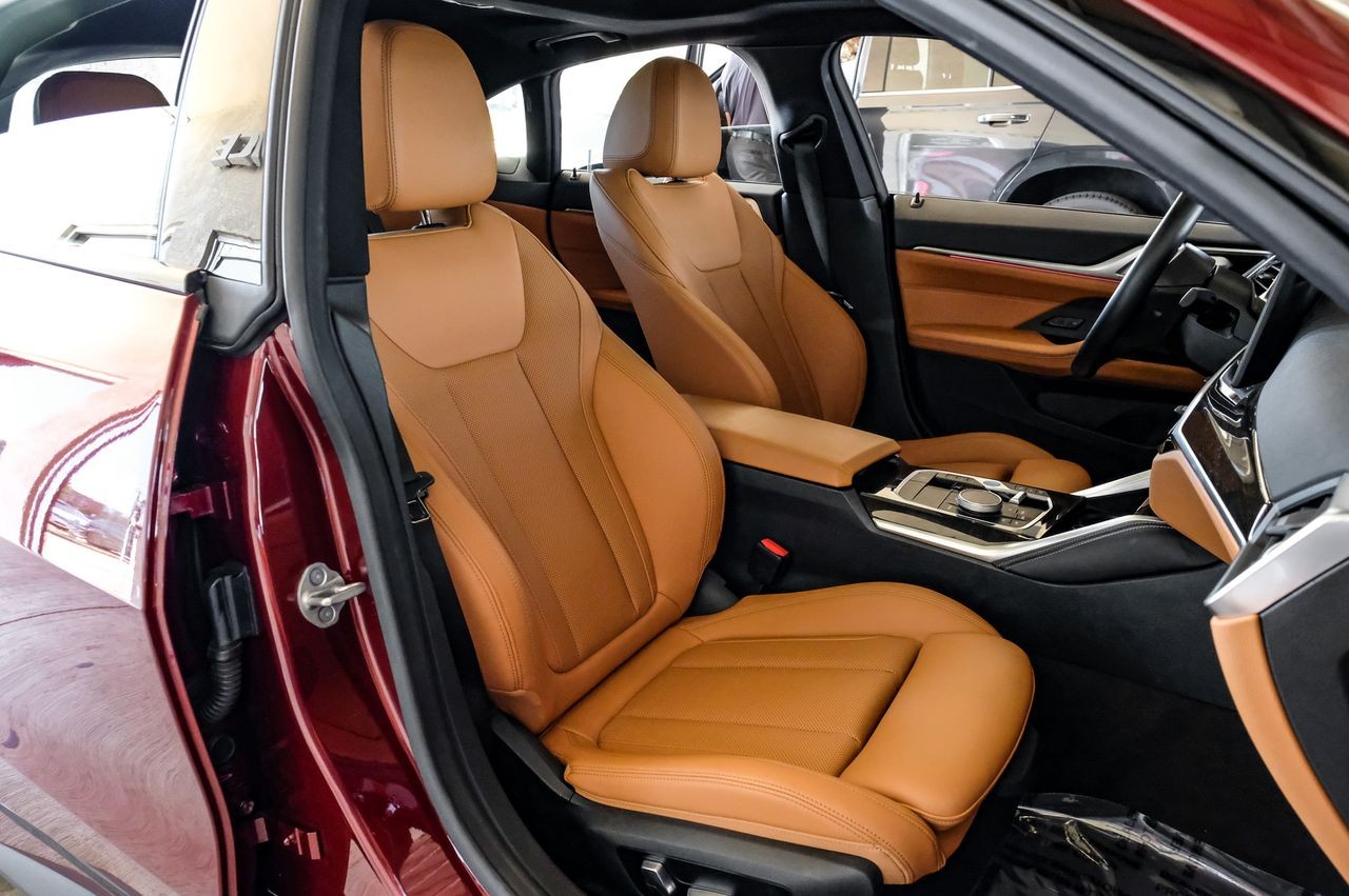 BMW i4 Vehicle Main Gallery Image 38