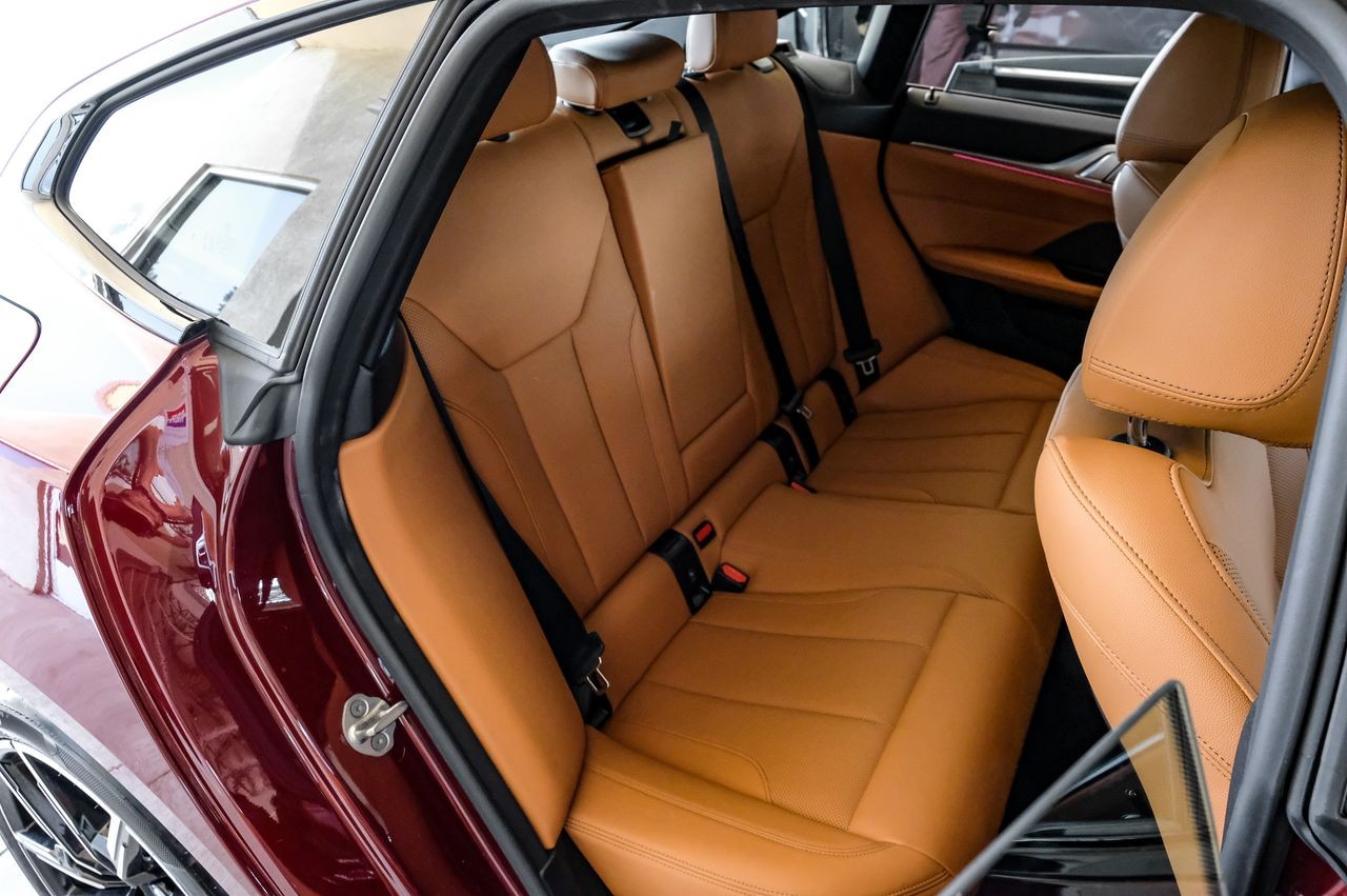 BMW i4 Vehicle Main Gallery Image 39