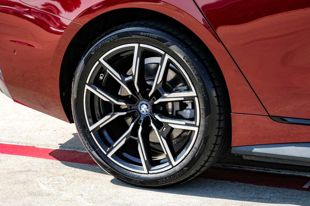 BMW i4 Vehicle Main Gallery Image 55