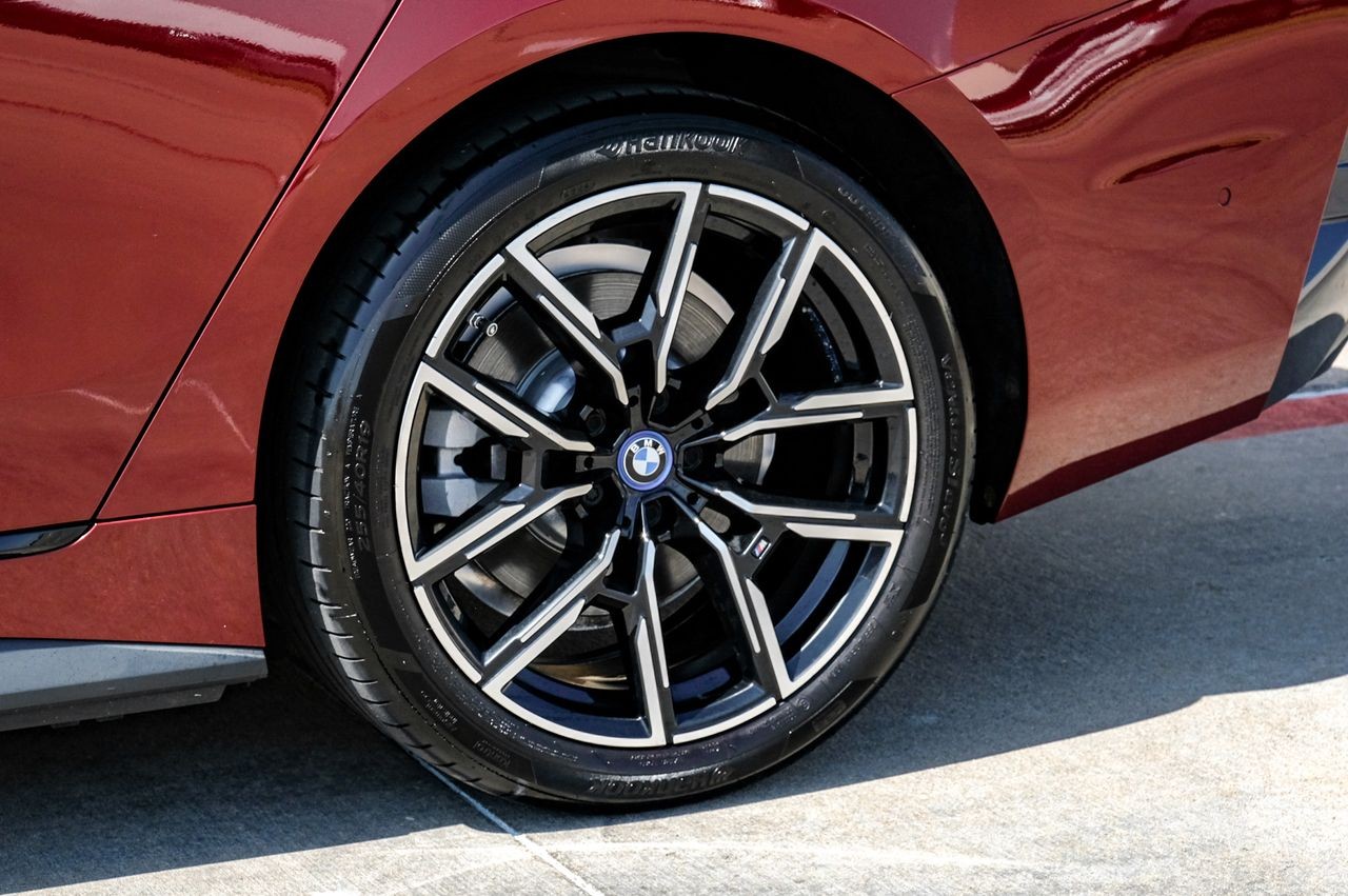 BMW i4 Vehicle Main Gallery Image 58