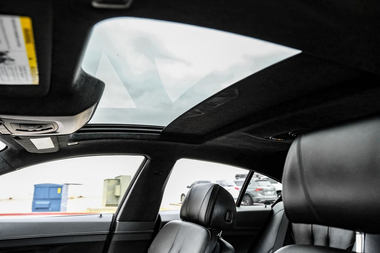 BMW 640i Vehicle Main Gallery Image 05