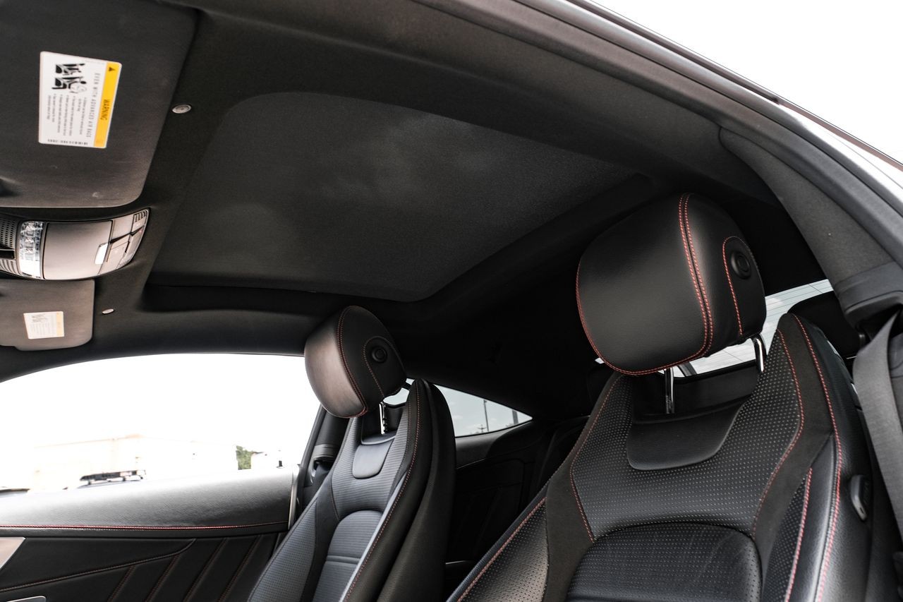 Mercedes-Benz C-Class Vehicle Main Gallery Image 05