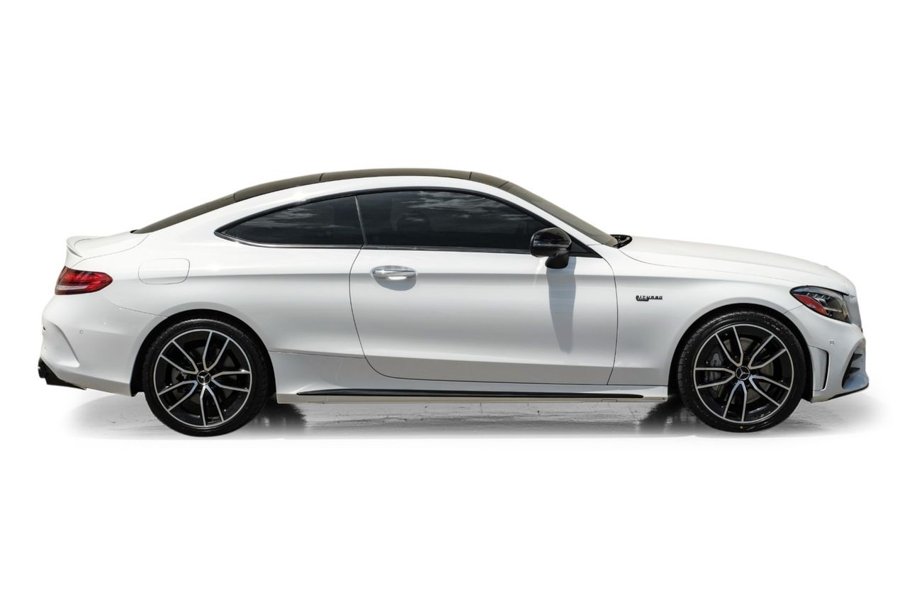 Mercedes-Benz C-Class Vehicle Main Gallery Image 08