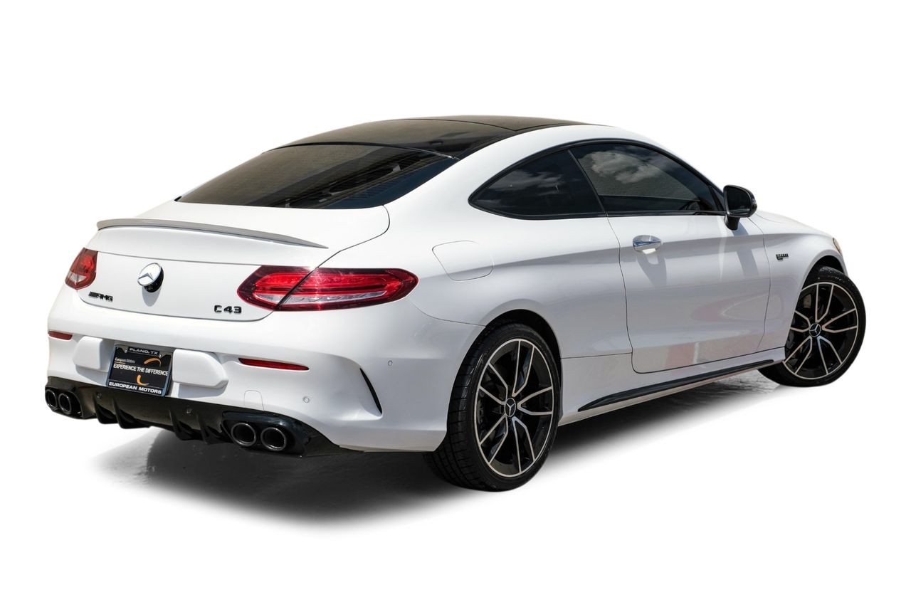 Mercedes-Benz C-Class Vehicle Main Gallery Image 09