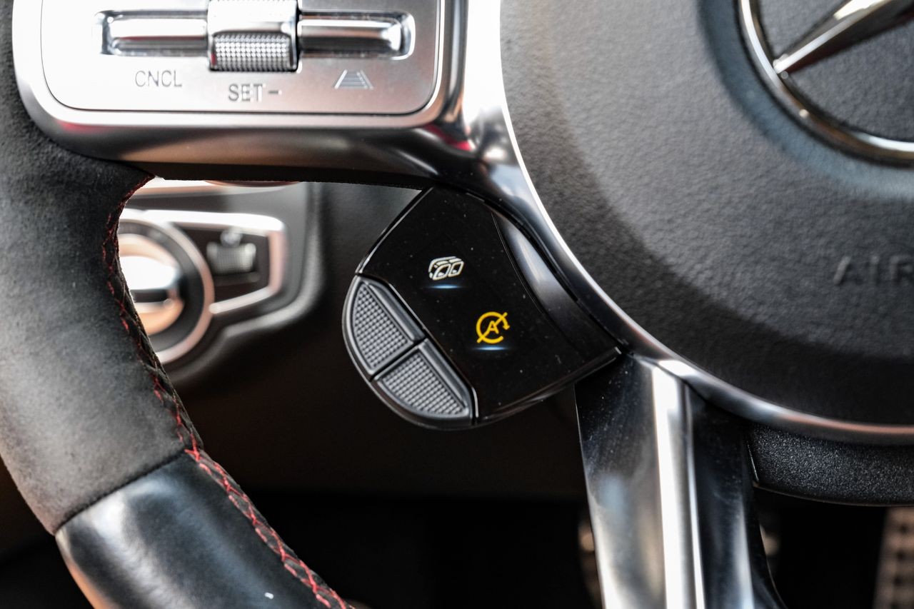 Mercedes-Benz C-Class Vehicle Main Gallery Image 16