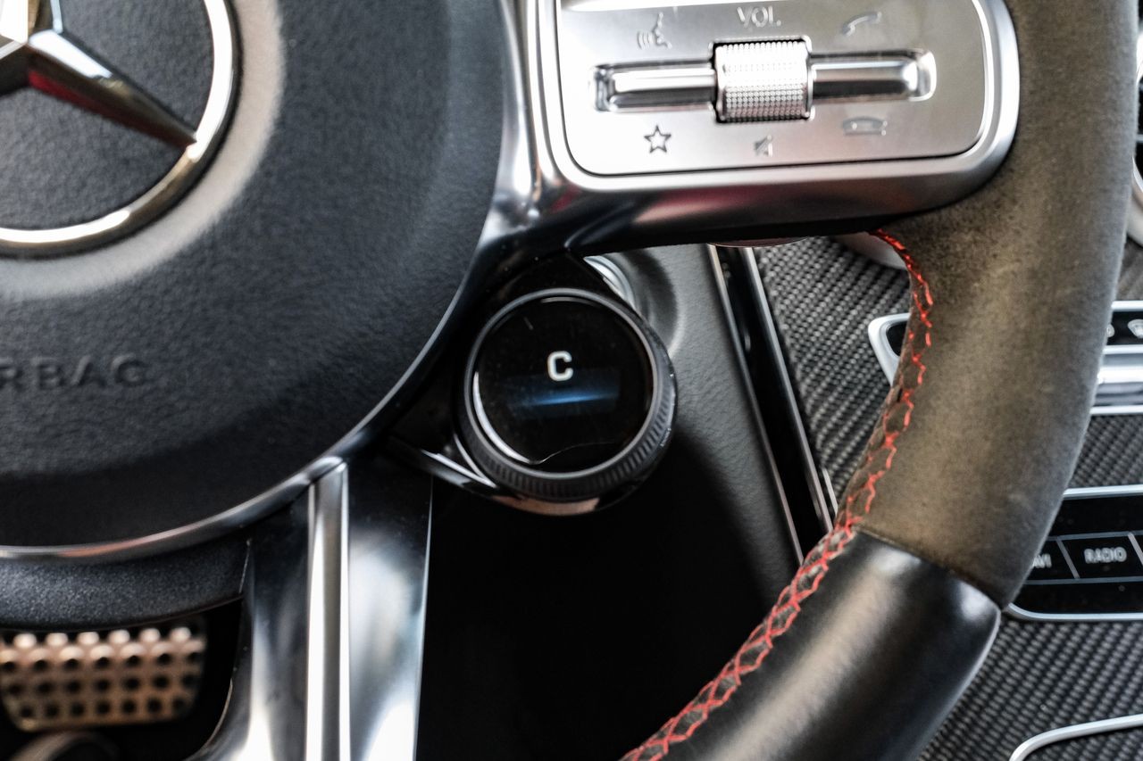 Mercedes-Benz C-Class Vehicle Main Gallery Image 17