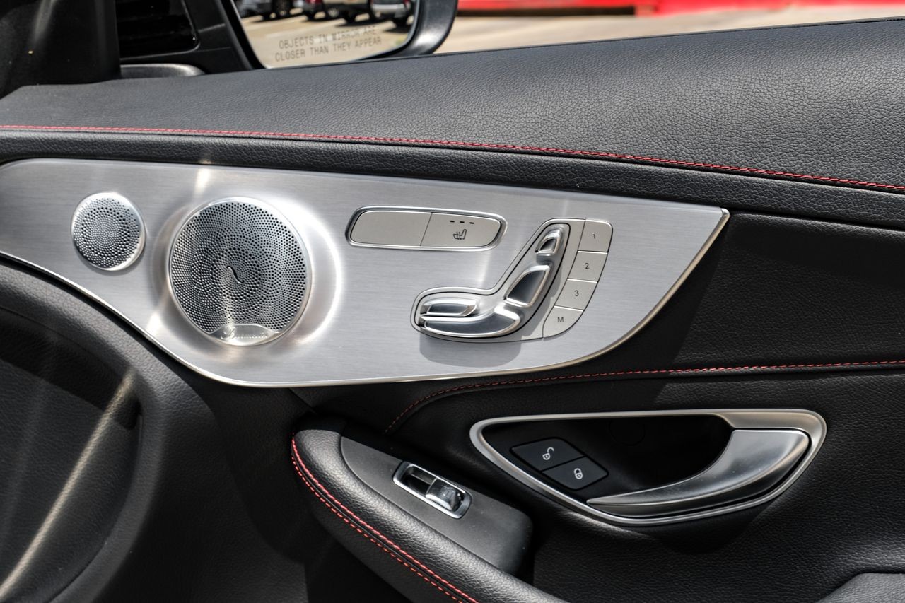 Mercedes-Benz C-Class Vehicle Main Gallery Image 35