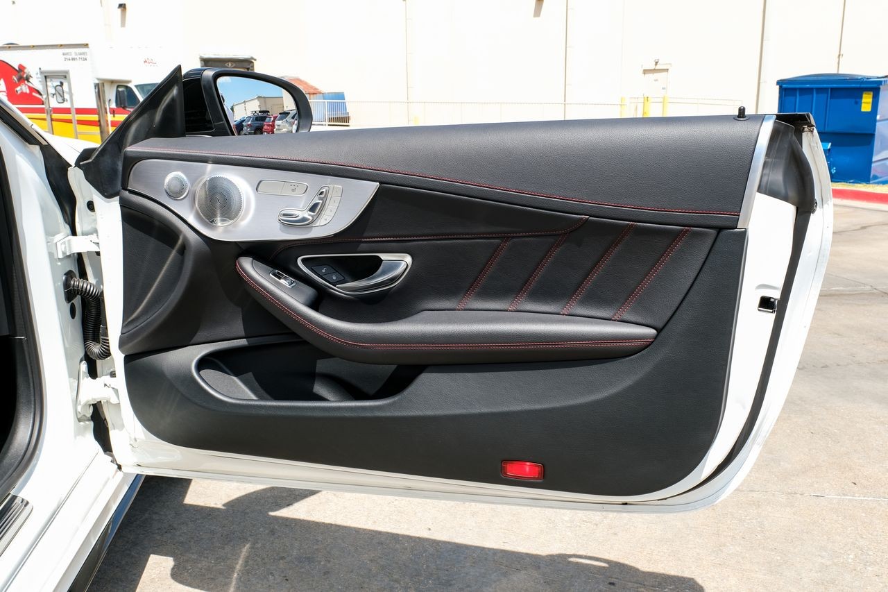 Mercedes-Benz C-Class Vehicle Main Gallery Image 36