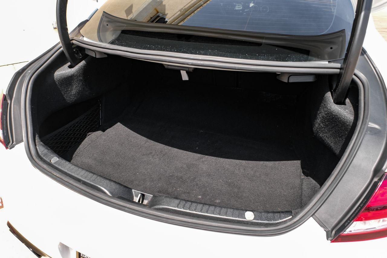 Mercedes-Benz C-Class Vehicle Main Gallery Image 39