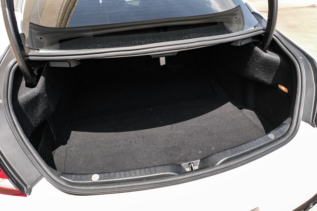 Mercedes-Benz C-Class Vehicle Main Gallery Image 40