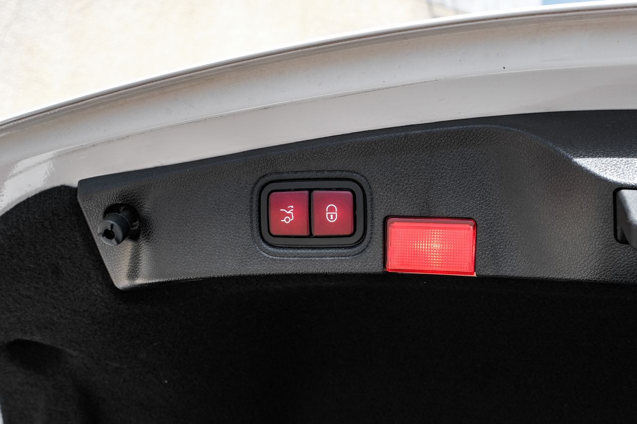 Mercedes-Benz C-Class Vehicle Main Gallery Image 41