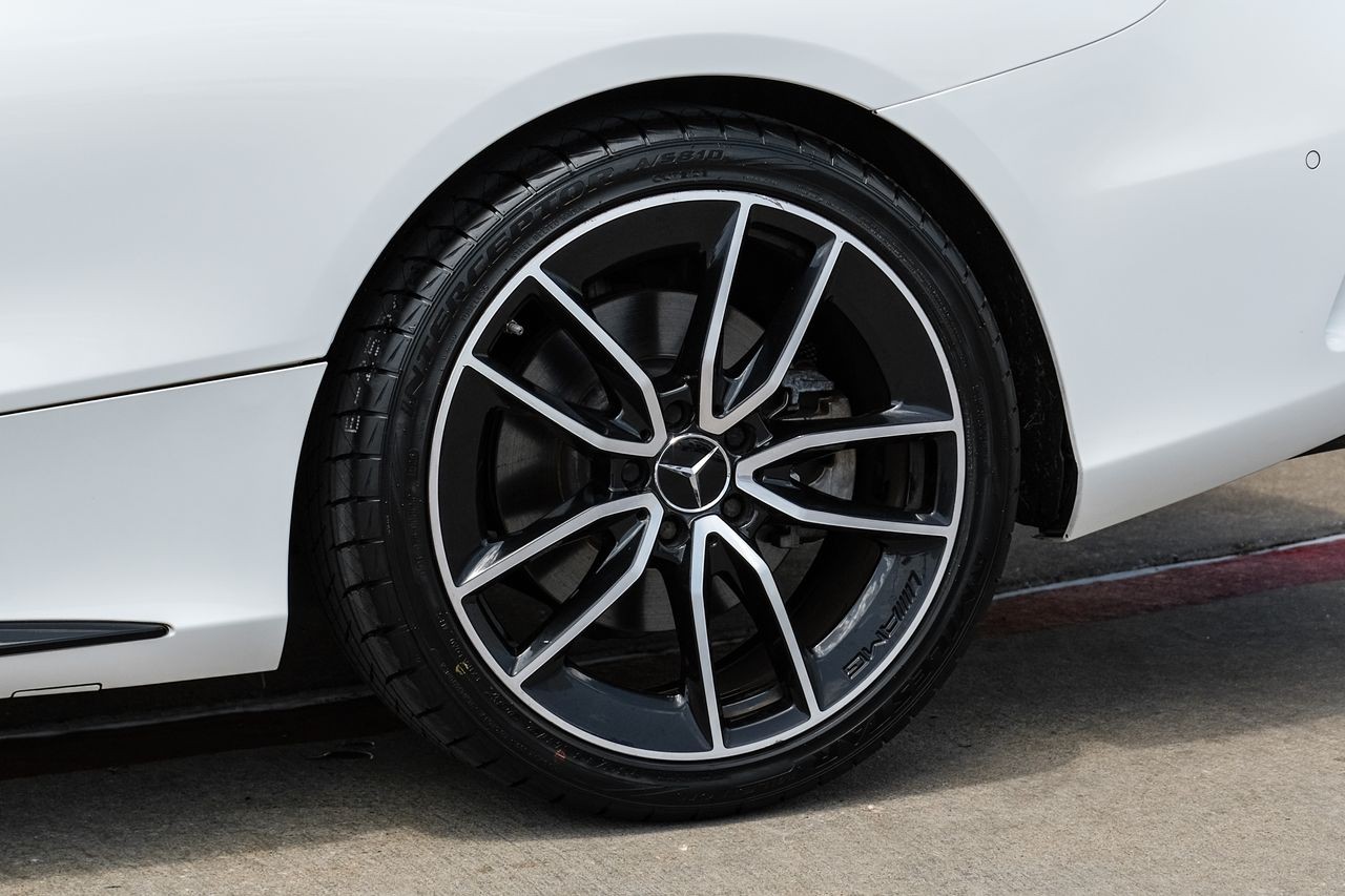 Mercedes-Benz C-Class Vehicle Main Gallery Image 45