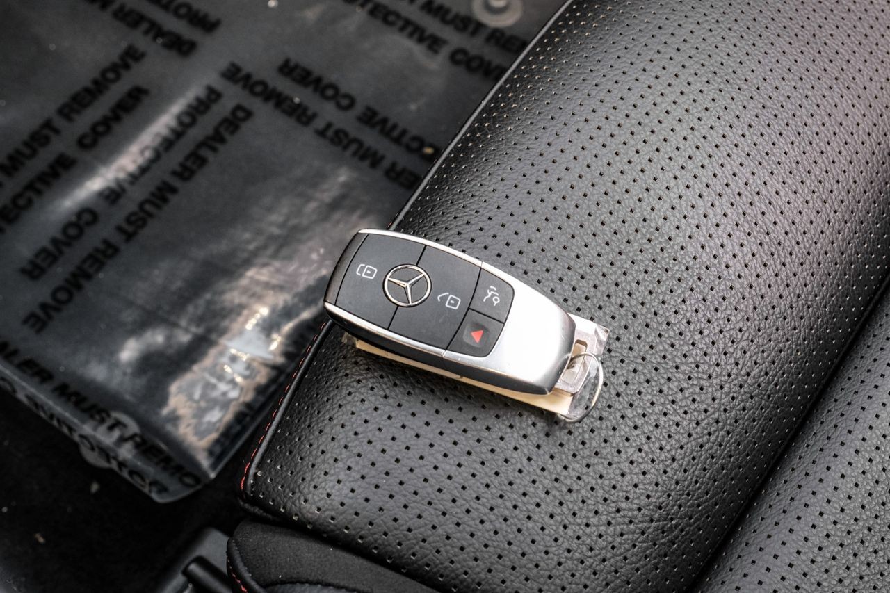 Mercedes-Benz C-Class Vehicle Main Gallery Image 46