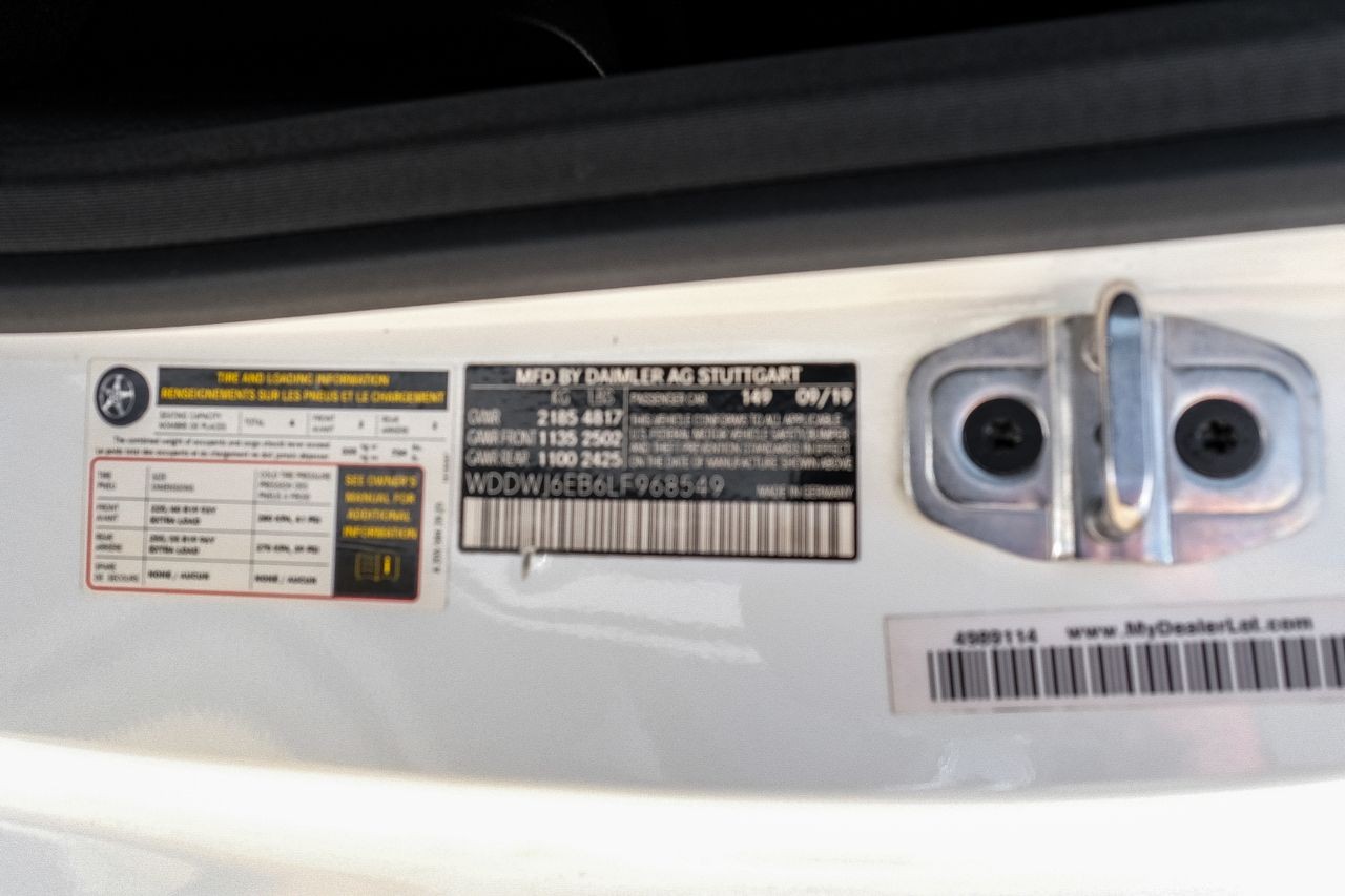 Mercedes-Benz C-Class Vehicle Main Gallery Image 47