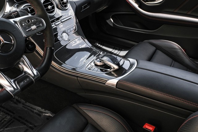 Mercedes-Benz C-Class Vehicle Main Gallery Image 23