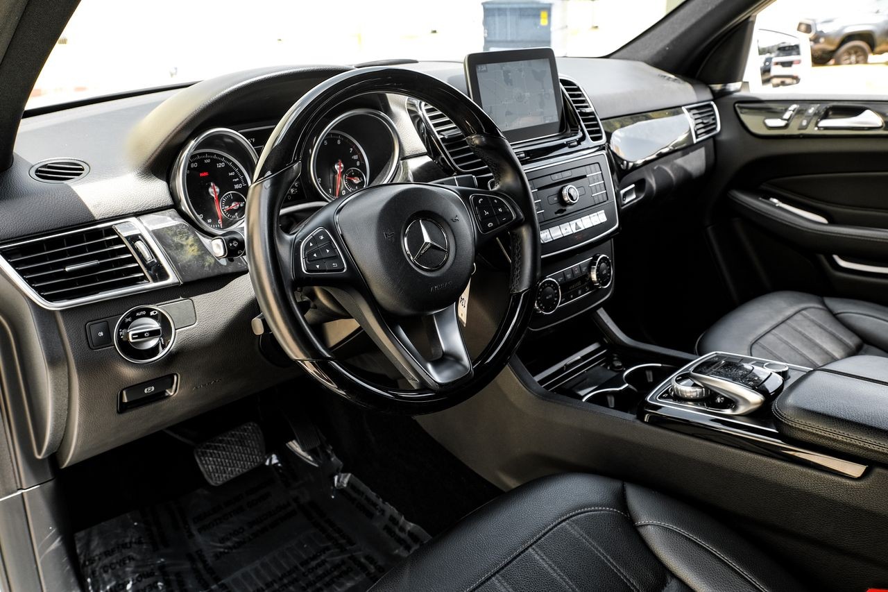 Mercedes-Benz GLE 350 Vehicle Main Gallery Image 03