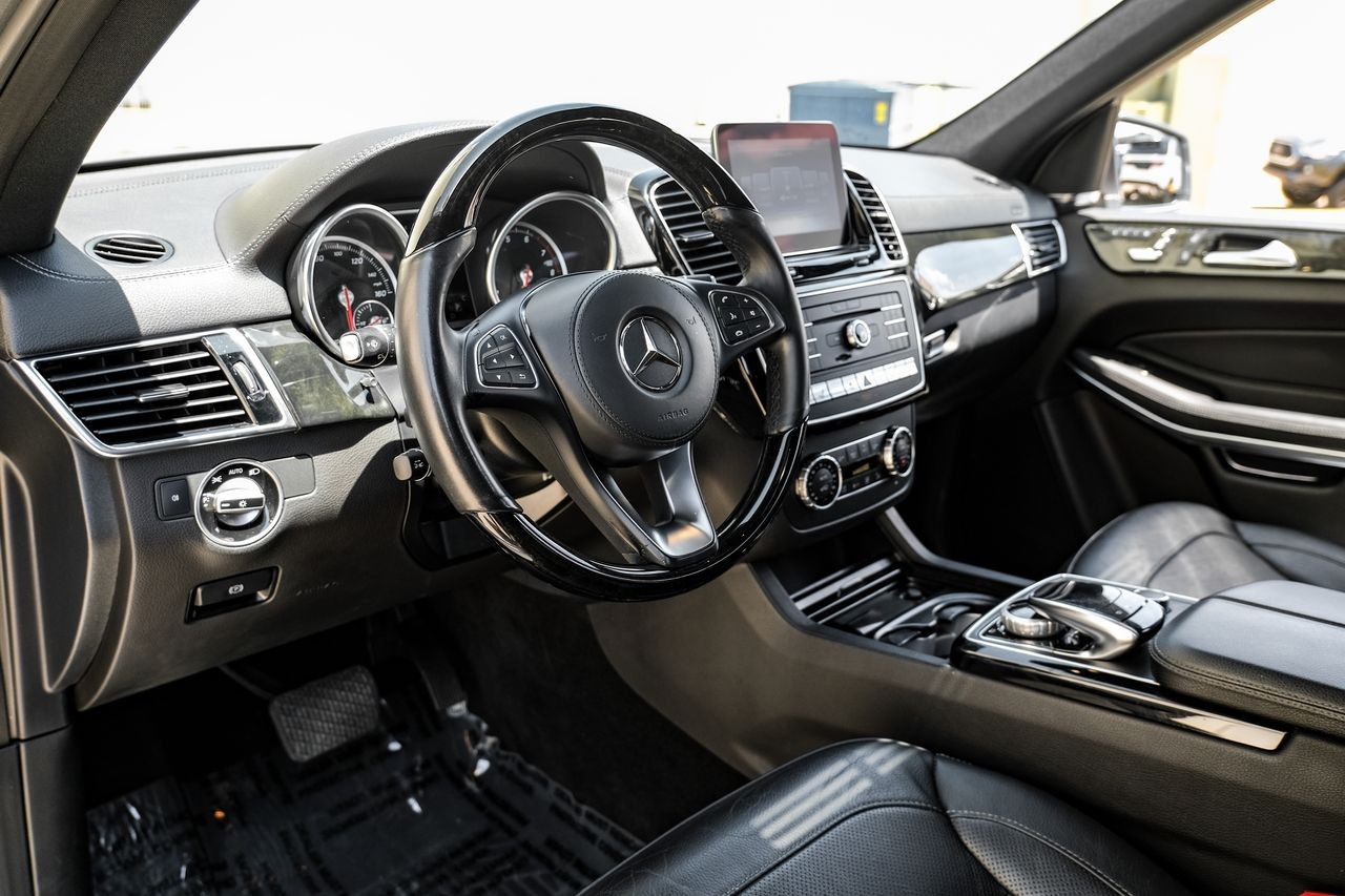 Mercedes-Benz GLS 550 Vehicle Main Gallery Image 03