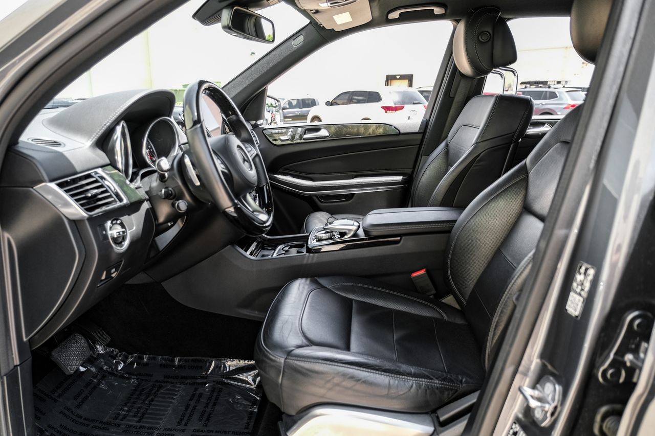 Mercedes-Benz GLS 550 Vehicle Main Gallery Image 04