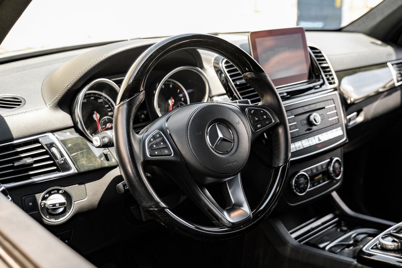 Mercedes-Benz GLS 550 Vehicle Main Gallery Image 15