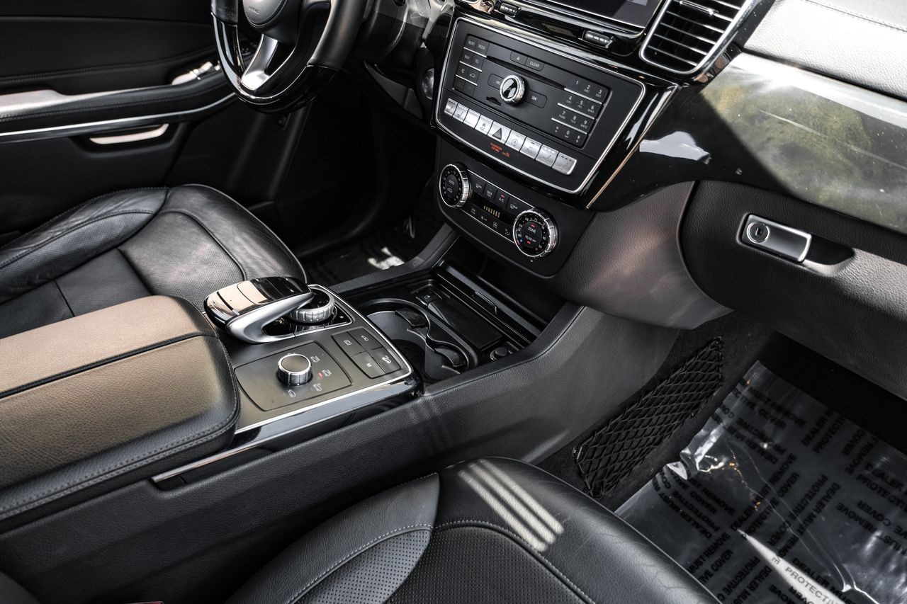 Mercedes-Benz GLS 550 Vehicle Main Gallery Image 24