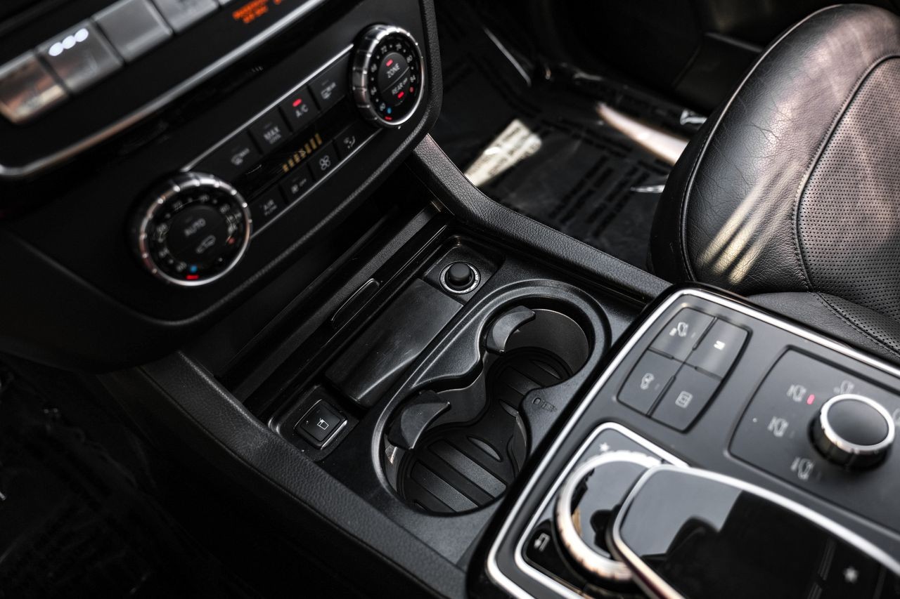 Mercedes-Benz GLS 550 Vehicle Main Gallery Image 25