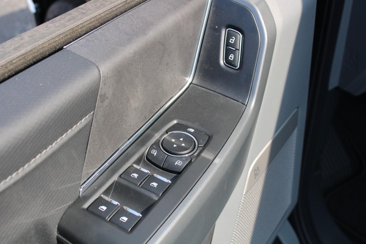 Ford F-150 Vehicle Full-screen Gallery Image 10