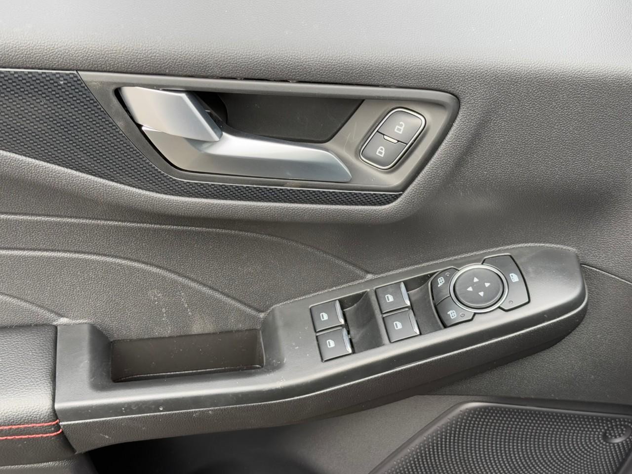 Ford Escape Vehicle Full-screen Gallery Image 11