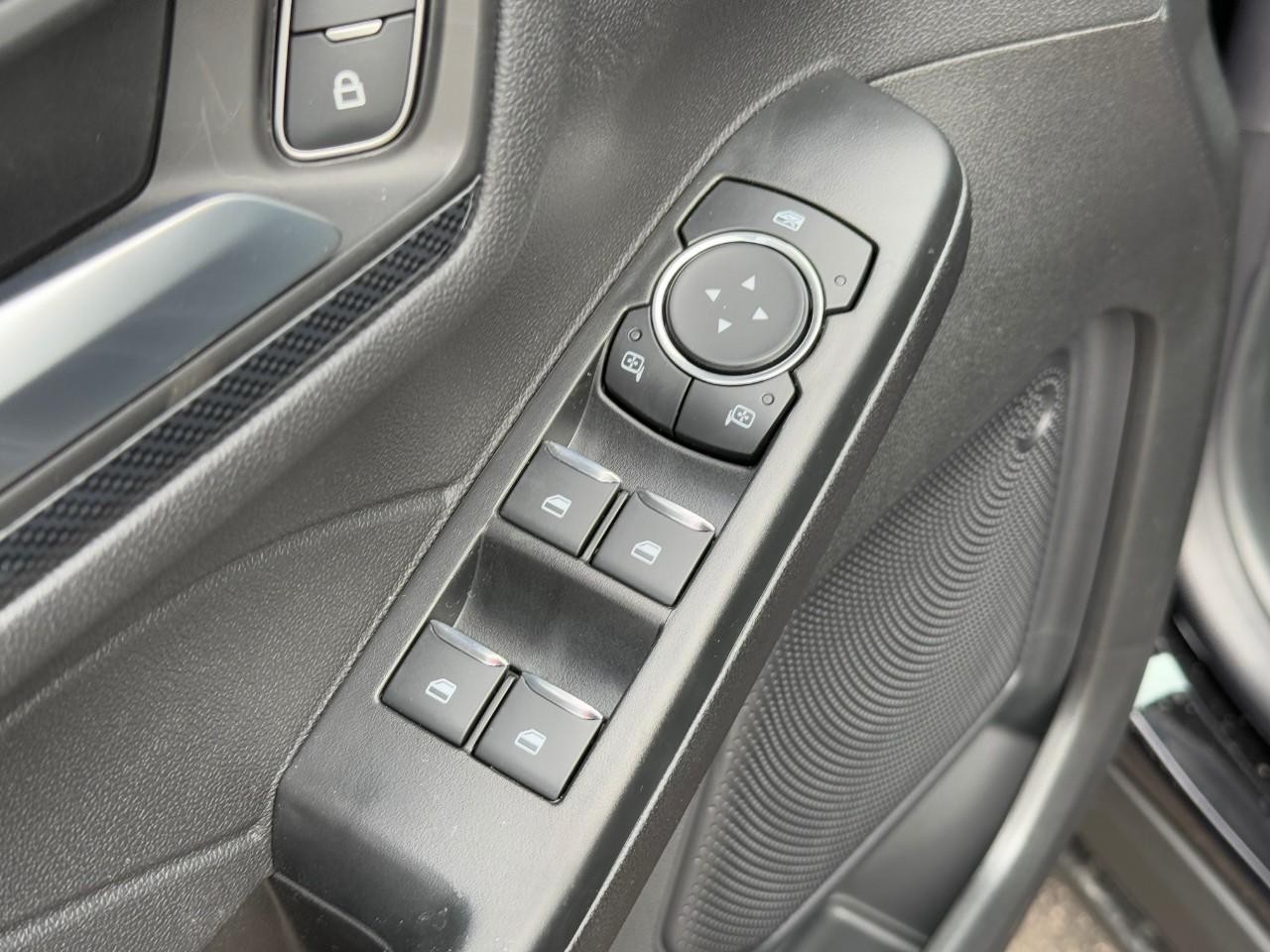 Ford Escape Vehicle Full-screen Gallery Image 12