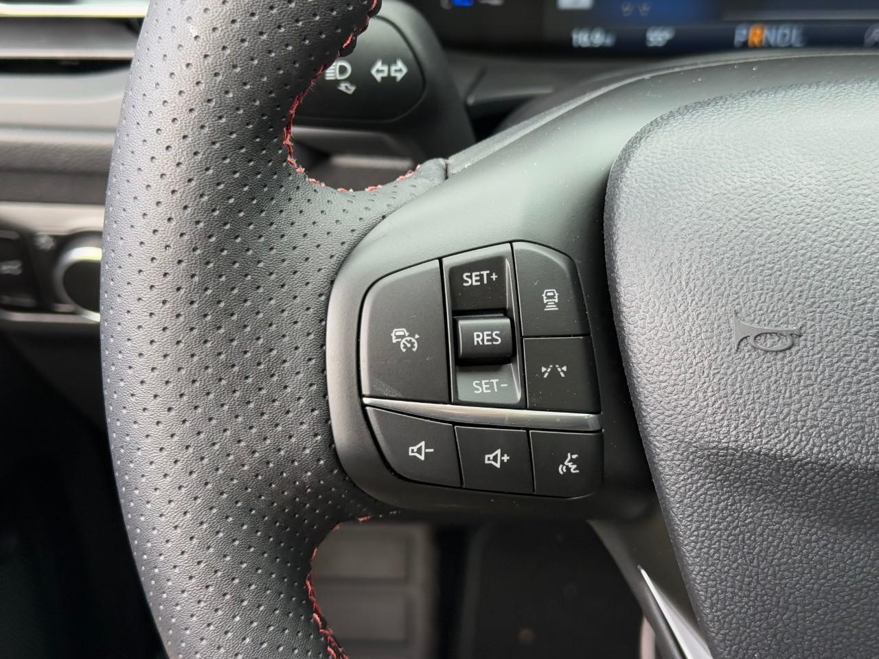 Ford Escape Vehicle Full-screen Gallery Image 18