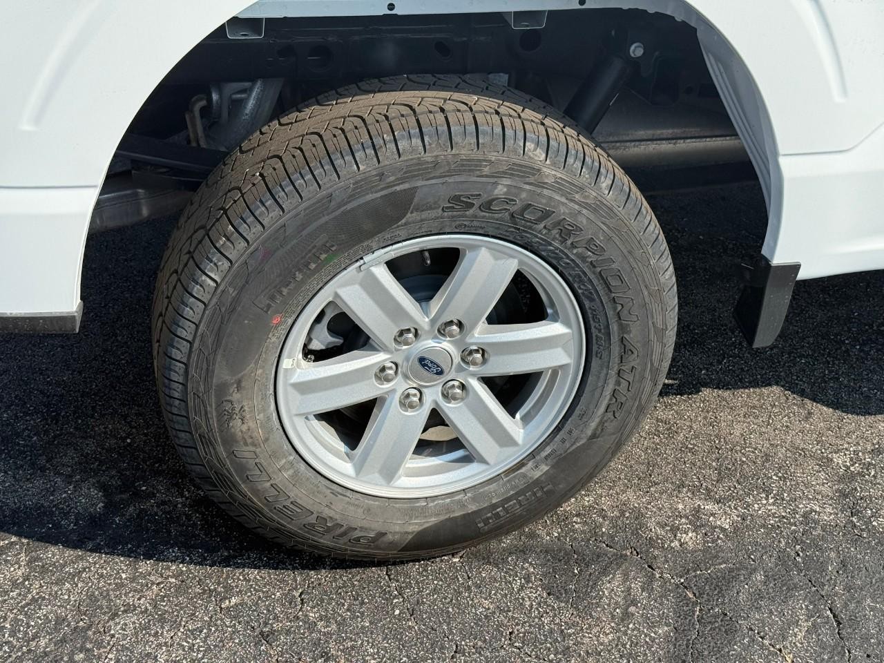 Ford F-150 Vehicle Full-screen Gallery Image 04