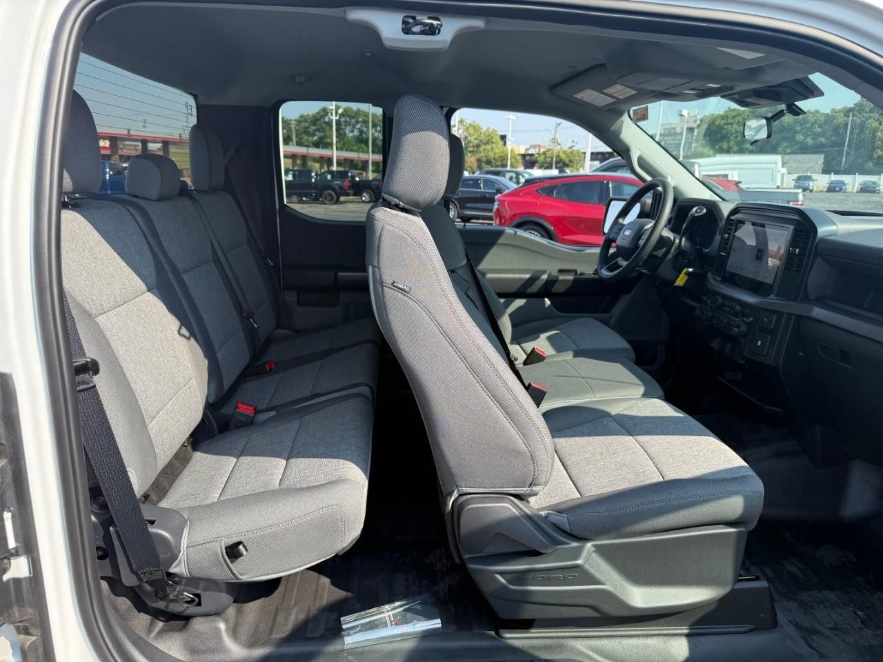 Ford F-150 Vehicle Full-screen Gallery Image 05