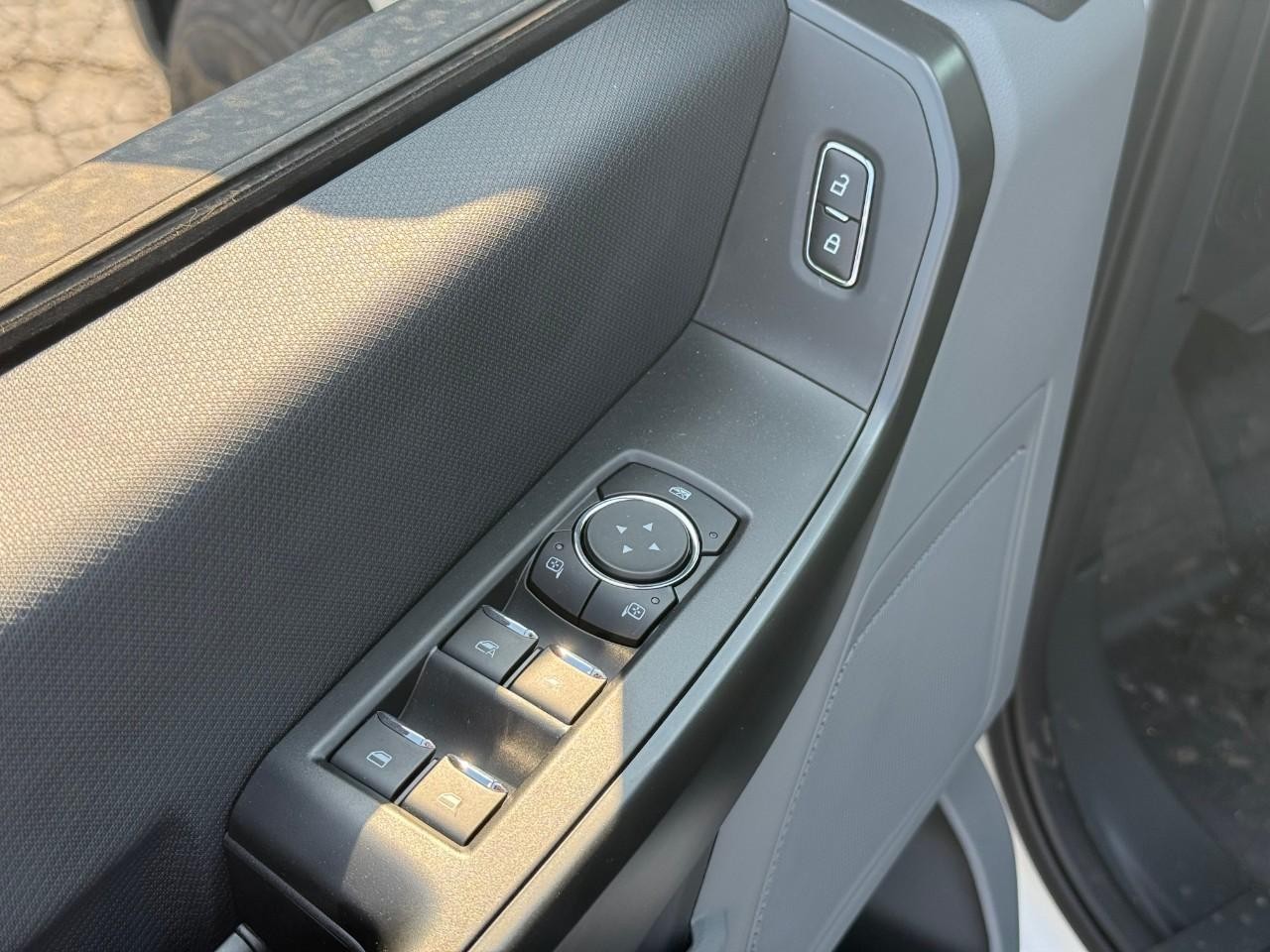 Ford F-150 Vehicle Full-screen Gallery Image 06