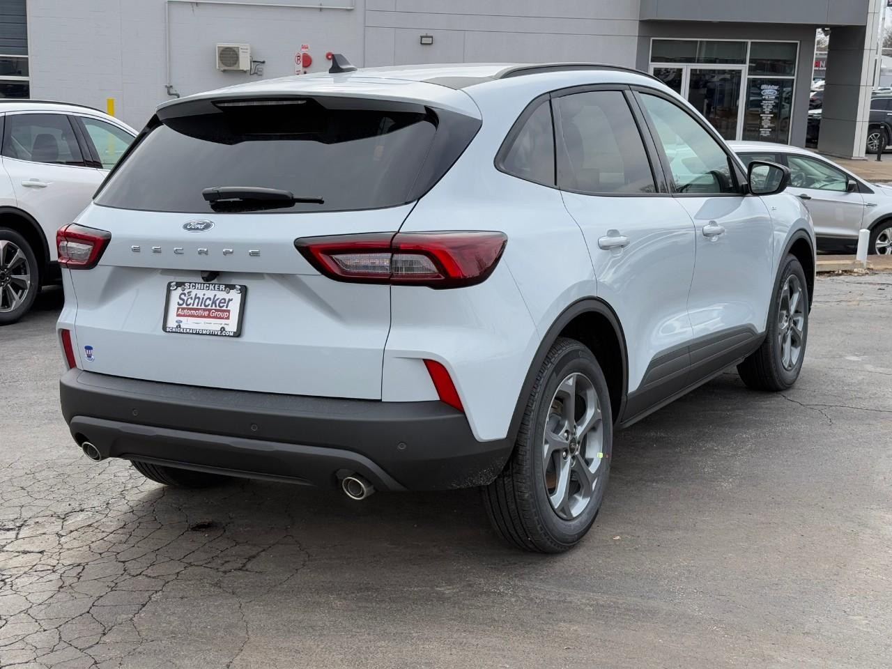 Ford Escape Vehicle Full-screen Gallery Image 03