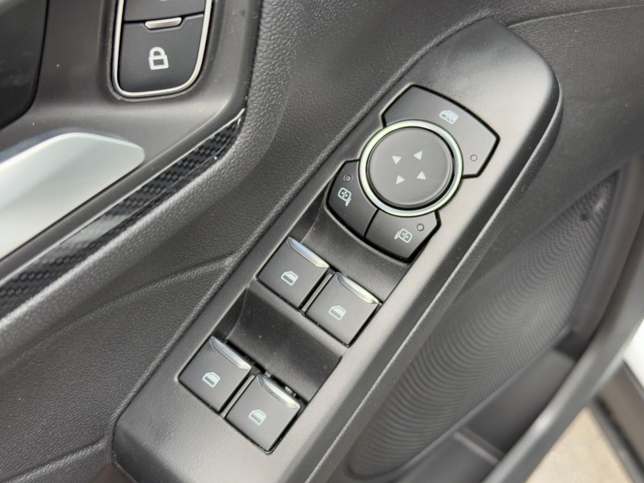 Ford Escape Vehicle Full-screen Gallery Image 12