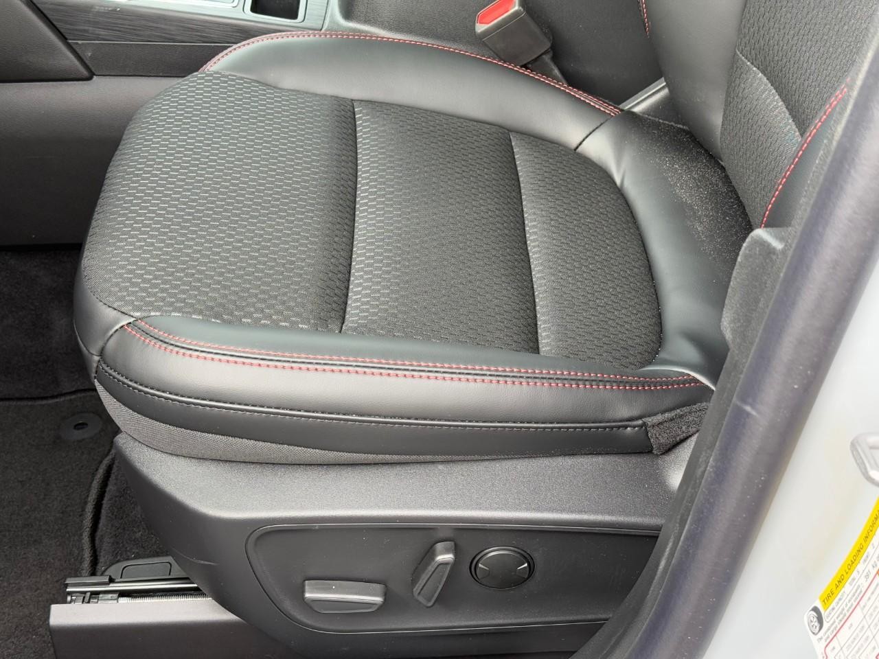 Ford Escape Vehicle Full-screen Gallery Image 13