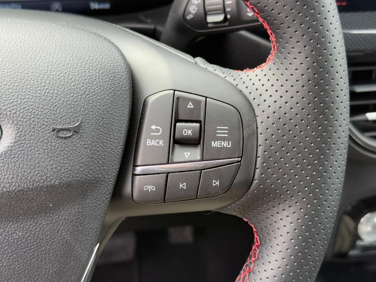 Ford Escape Vehicle Full-screen Gallery Image 16