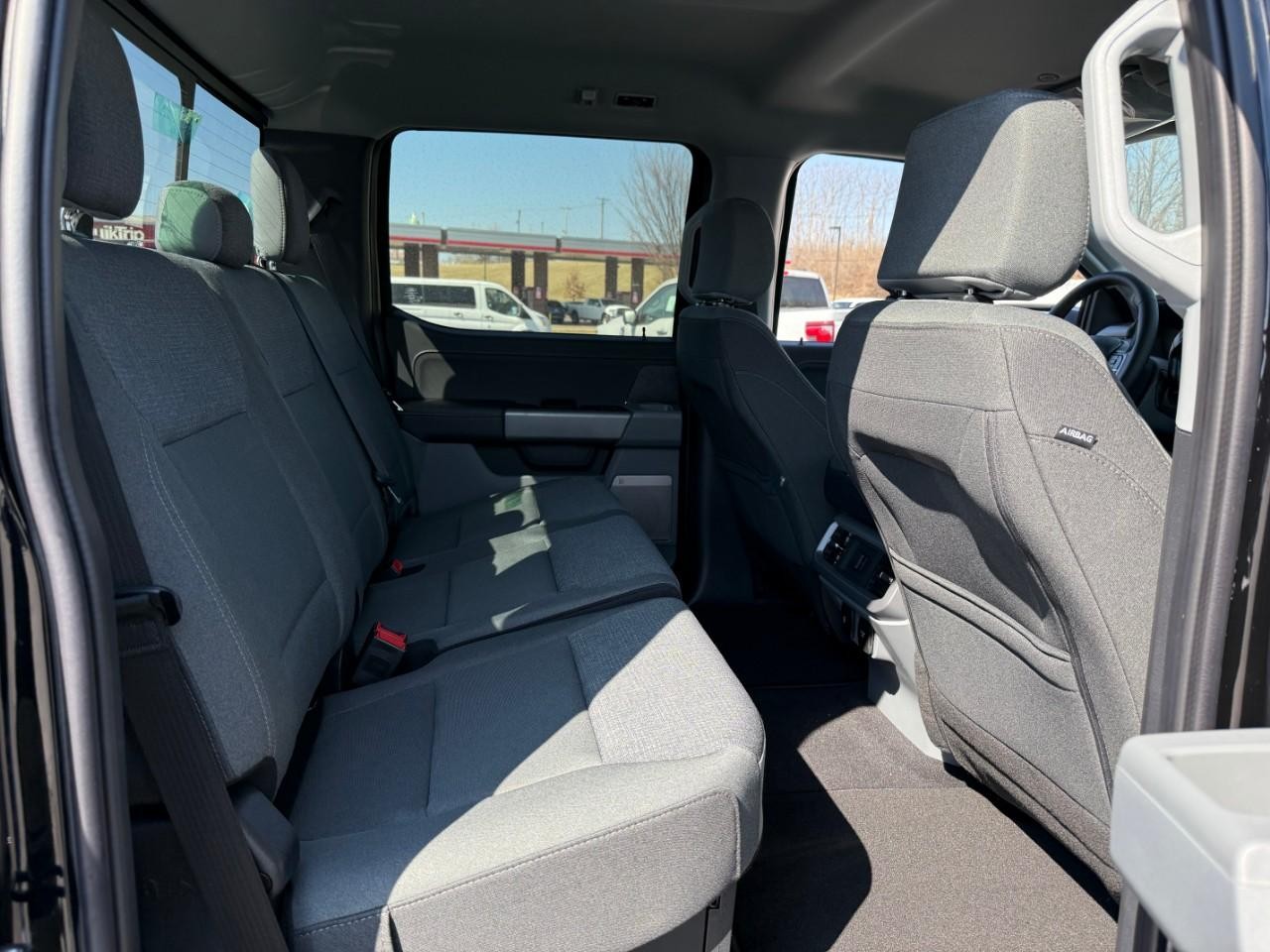 Ford F-150 Vehicle Full-screen Gallery Image 05