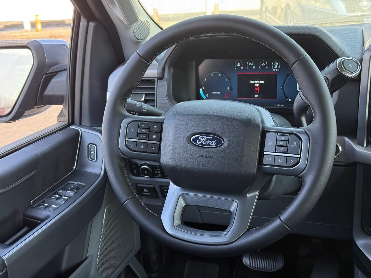 Ford F-150 Vehicle Full-screen Gallery Image 07