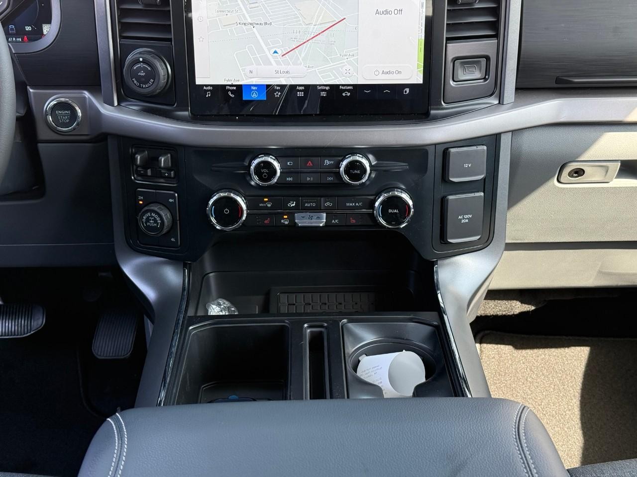 Ford F-150 Vehicle Full-screen Gallery Image 09