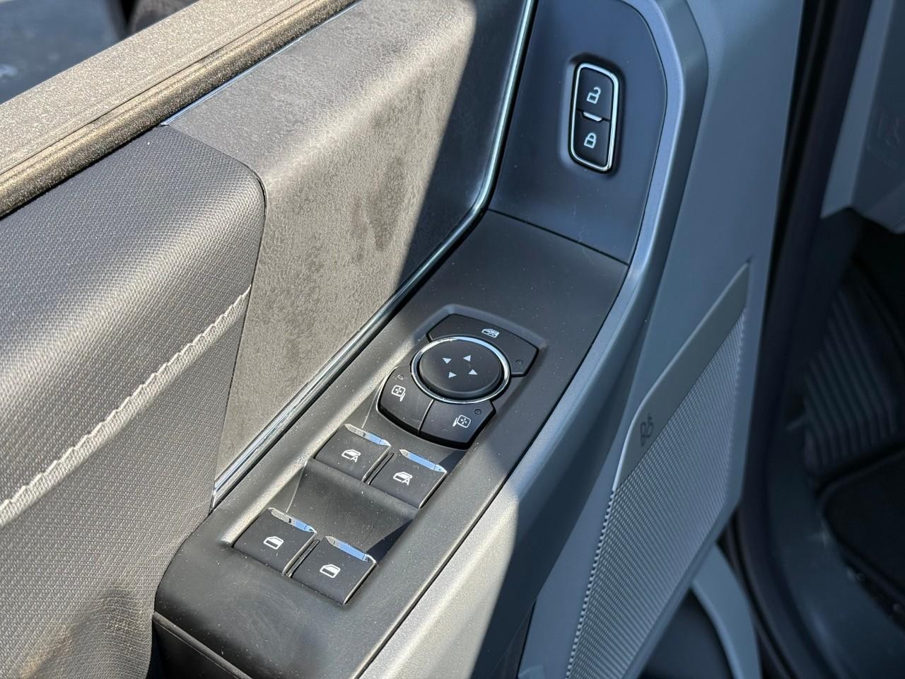 Ford F-150 Vehicle Full-screen Gallery Image 10