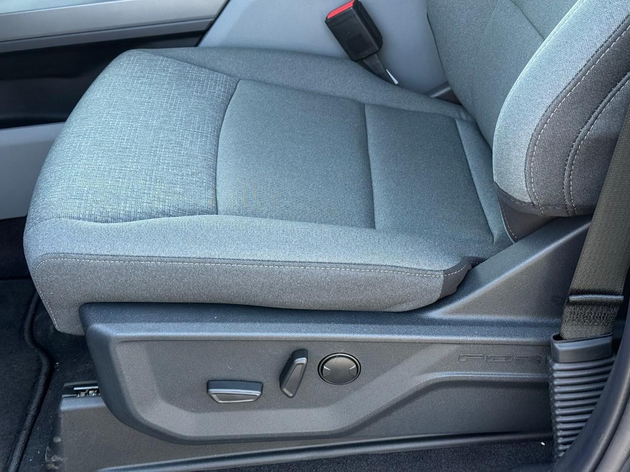 Ford F-150 Vehicle Full-screen Gallery Image 11