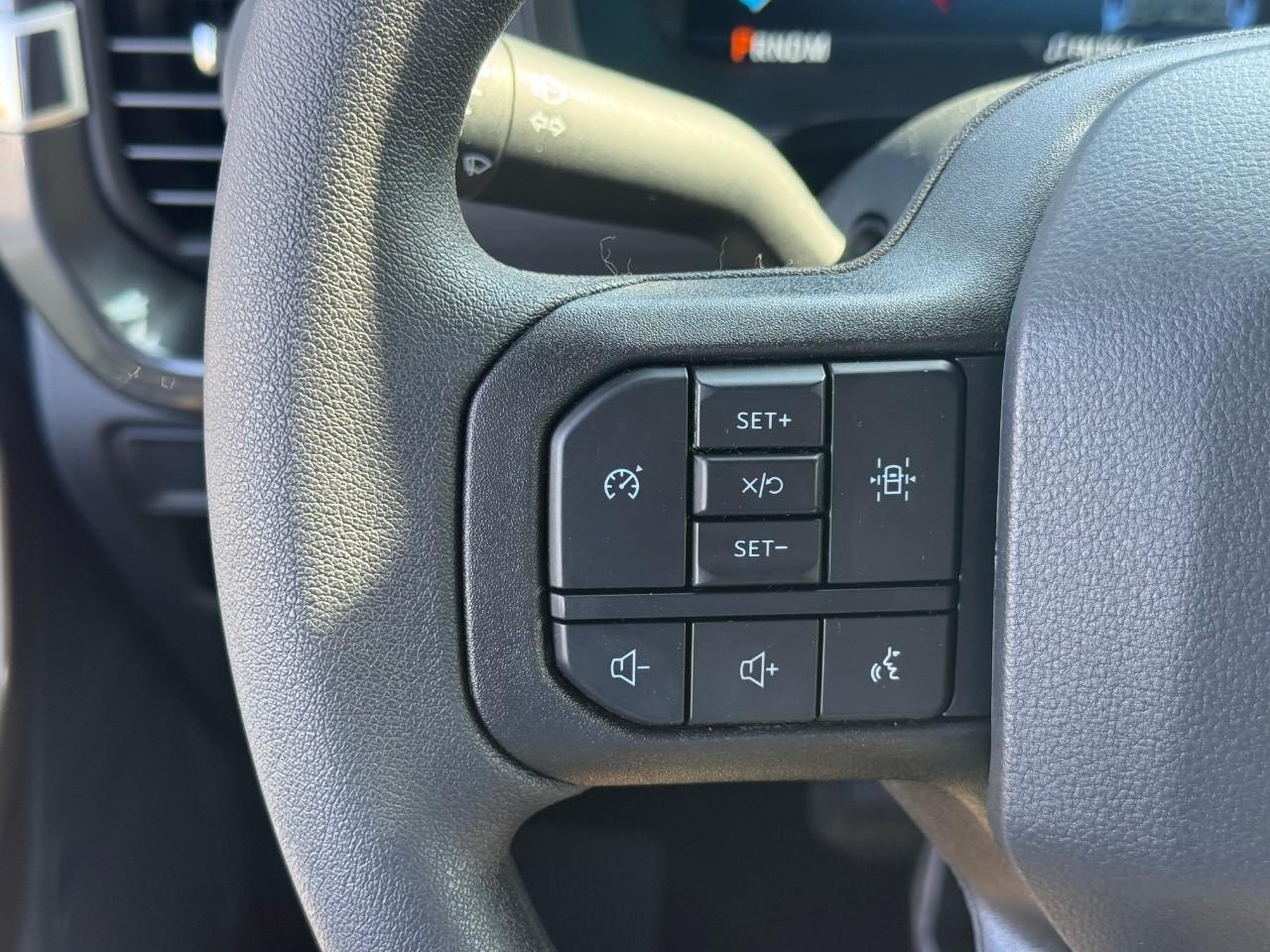 Ford F-150 Vehicle Full-screen Gallery Image 12