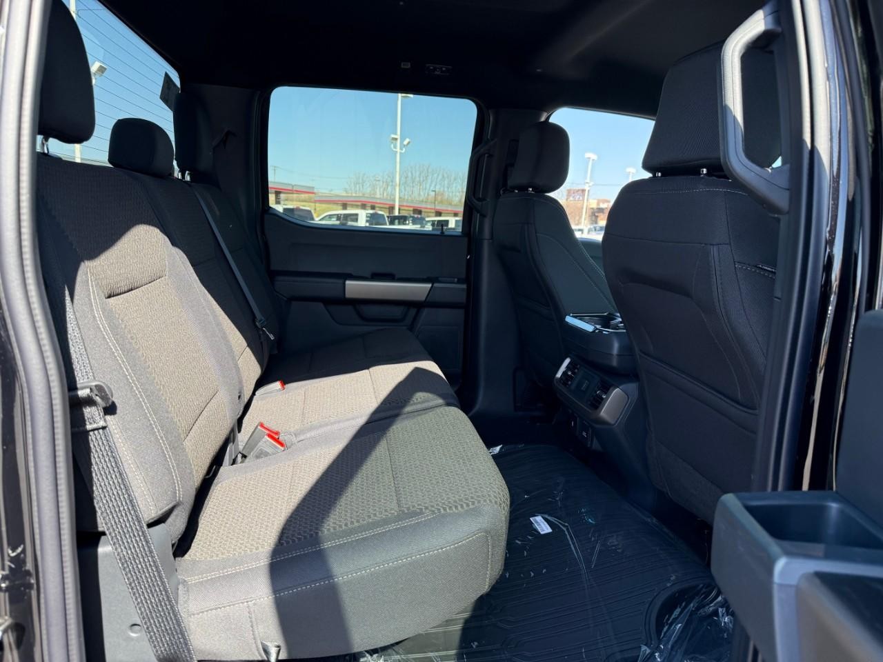 Ford F-150 Vehicle Full-screen Gallery Image 05