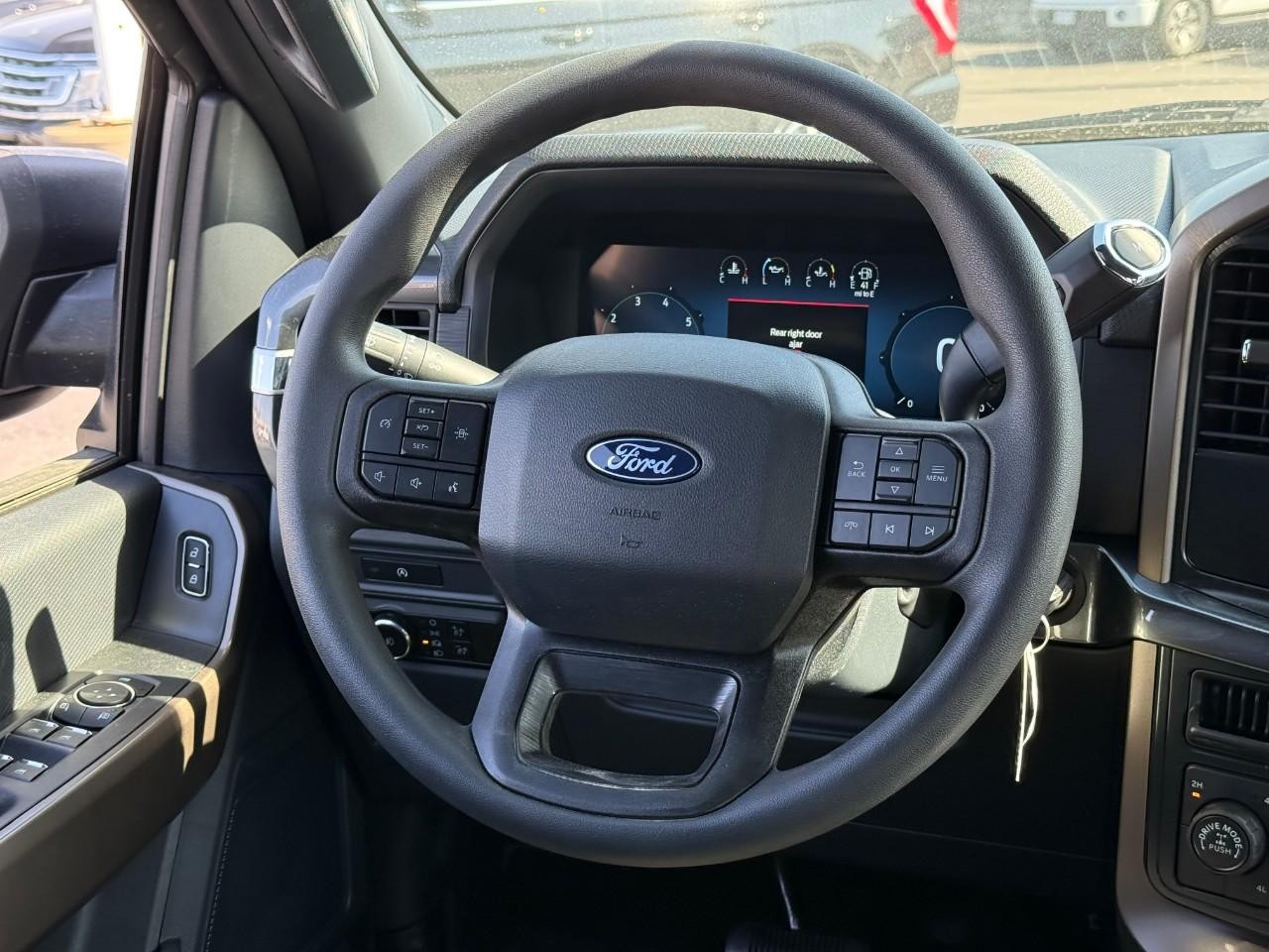Ford F-150 Vehicle Full-screen Gallery Image 07