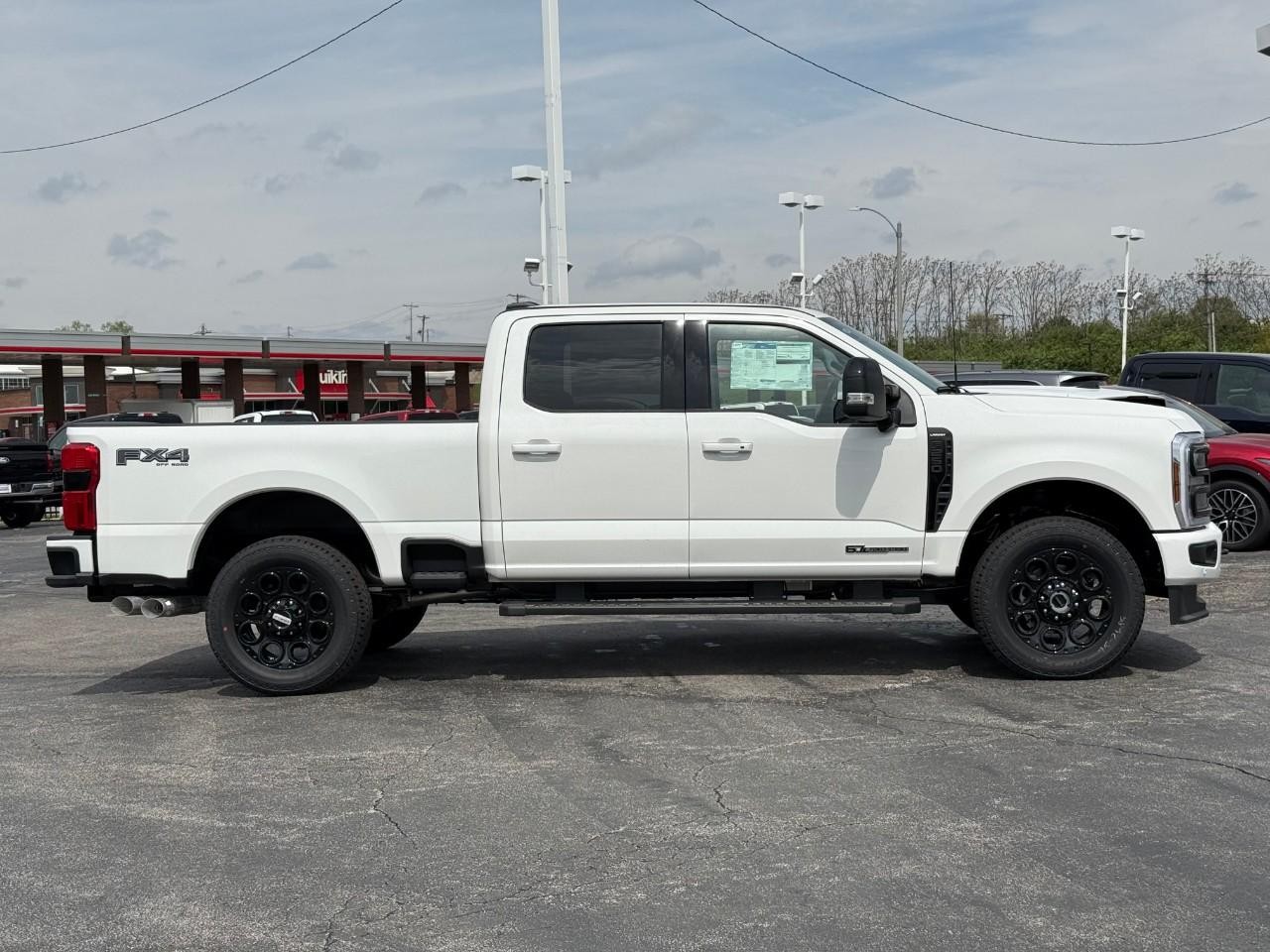 Ford Super Duty F-250 SRW Vehicle Full-screen Gallery Image 02