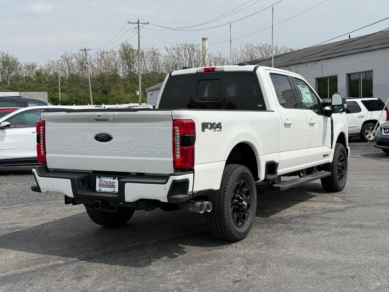 Ford Super Duty F-250 SRW Vehicle Full-screen Gallery Image 03