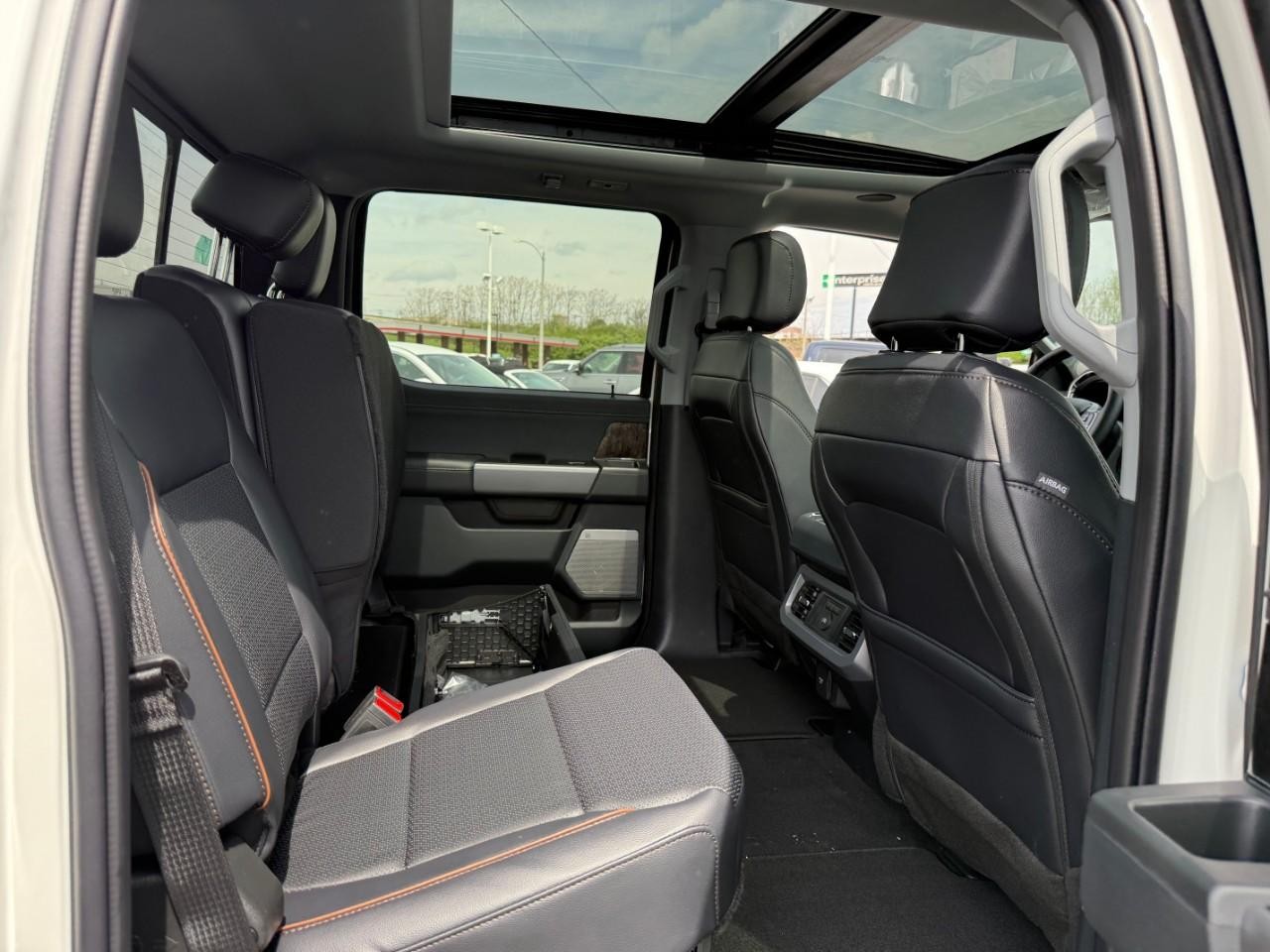 Ford Super Duty F-250 SRW Vehicle Full-screen Gallery Image 06