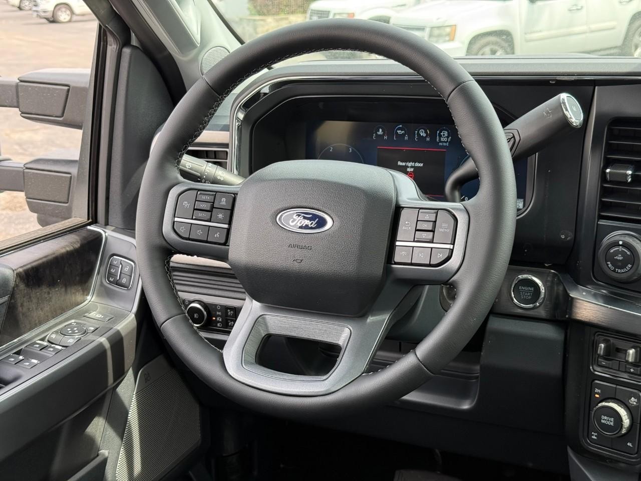 Ford Super Duty F-250 SRW Vehicle Full-screen Gallery Image 08