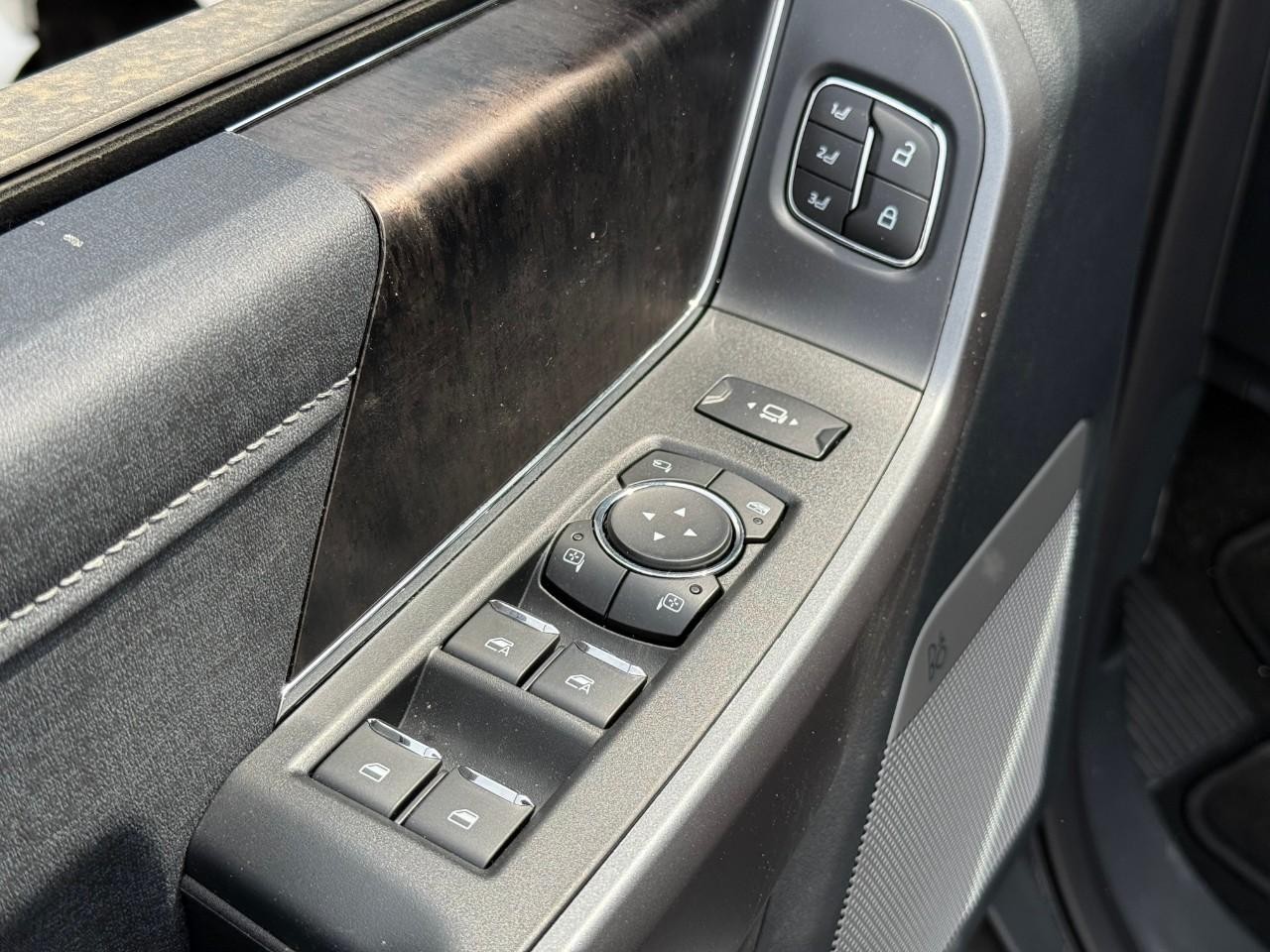 Ford Super Duty F-250 SRW Vehicle Full-screen Gallery Image 12