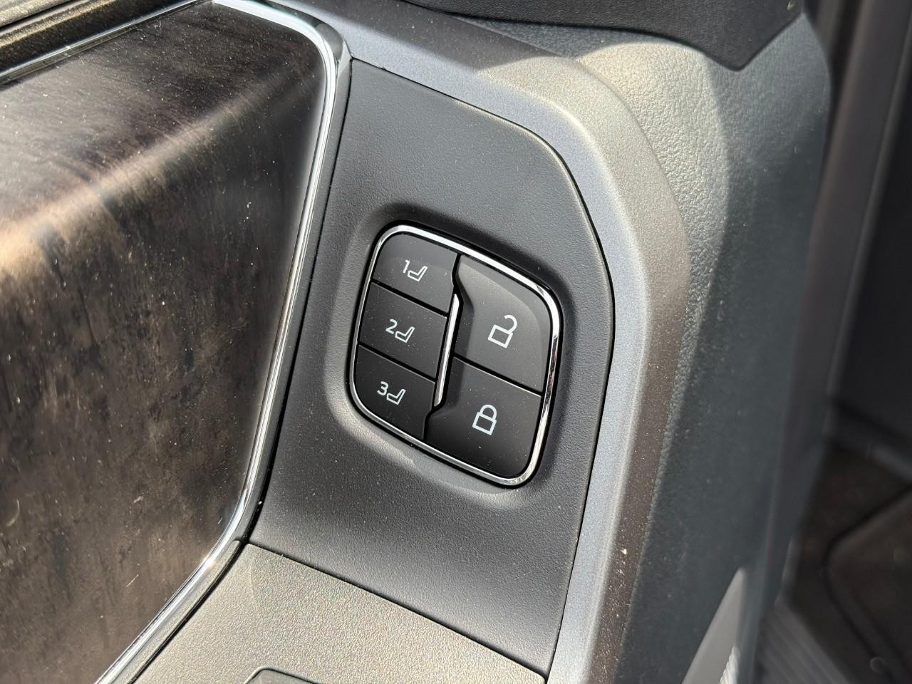 Ford Super Duty F-250 SRW Vehicle Full-screen Gallery Image 13